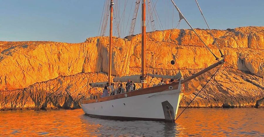 Marseille: Frioul Islands Sunset Cruise with Cocktail Dinner - Leaving the Old Port for the Frioul Archipelago