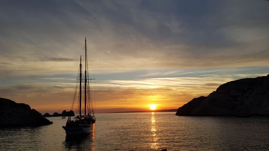 Marseille: Sunset Sailing Cruise with Dinner and Drinks - Key points at a glance