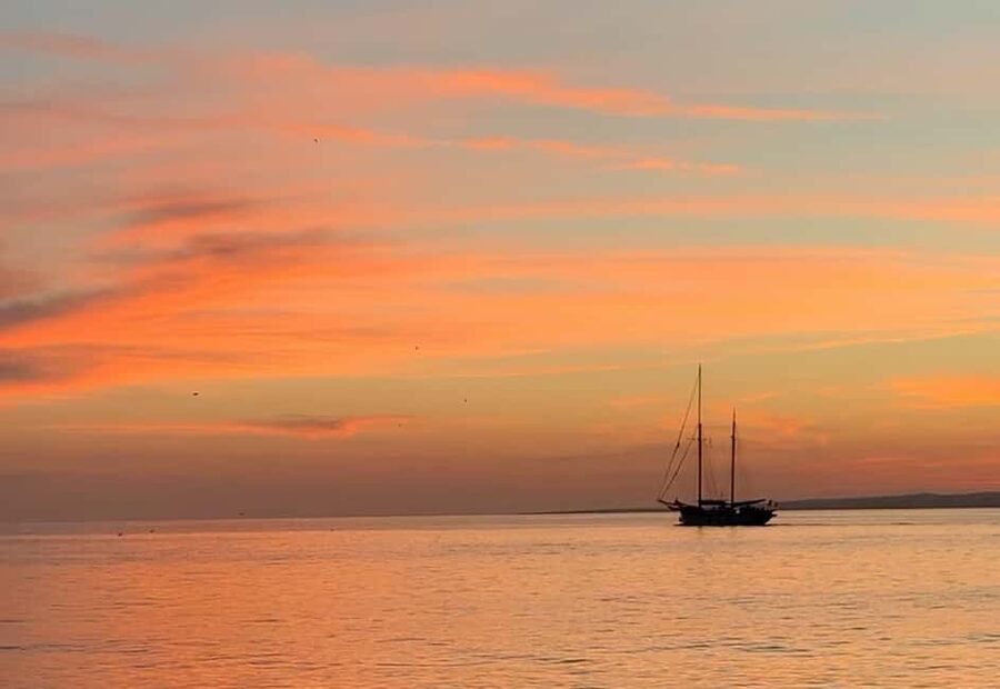 Marseille: Sunset Sailing Cruise with Dinner and Drinks - The Frioul Archipelago cove