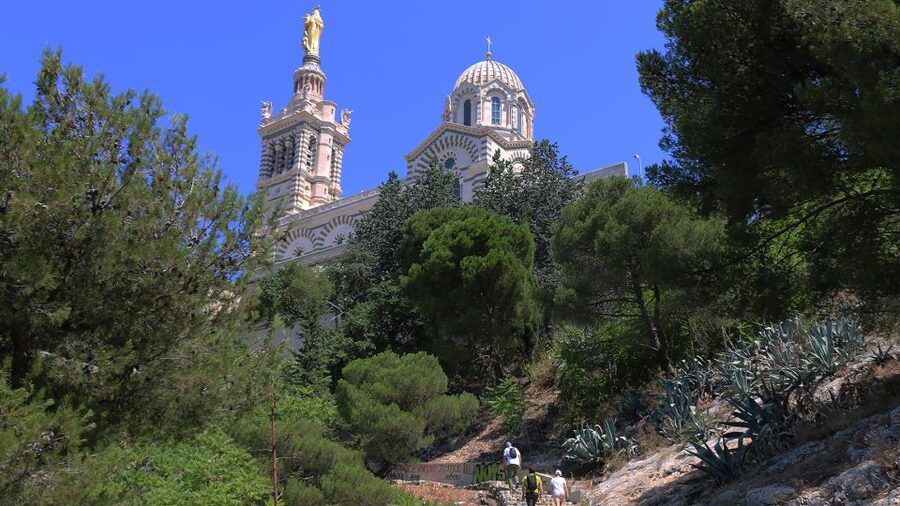 Marseille: Urban Hiking Tour with a Local Guide - Meeting at the Old Port and setting out