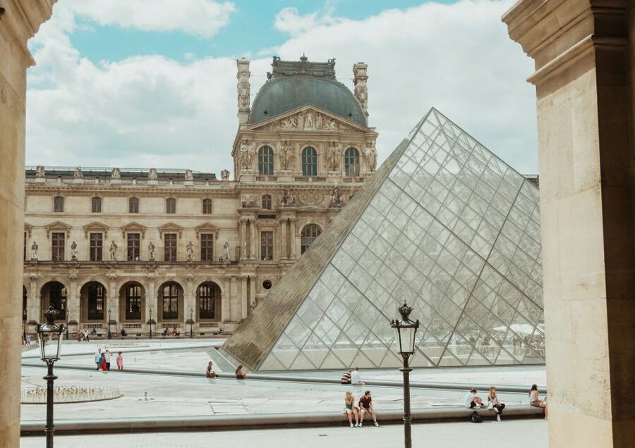 Mona Lisa & Louvre Masterpieces Tour with Reserved Access - Facing the Mona Lisa in a crowded room