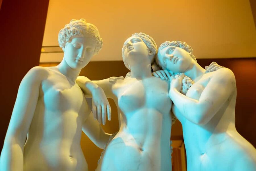 Mona Lisa & Treasures: 6-people Max Louvre Experience - The Mona Lisa, famous for good reason and hard to see alone
