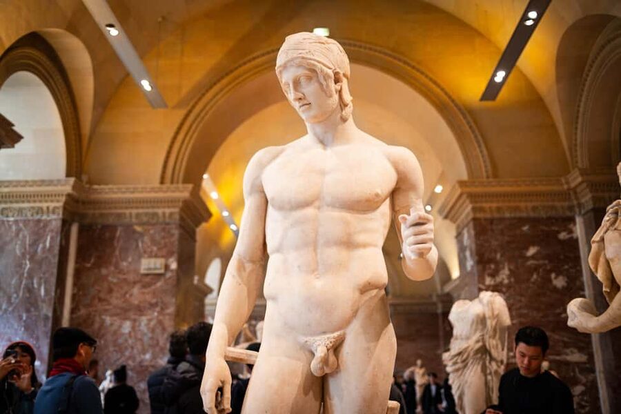 Mona Lisa & Treasures: 6-people Max Louvre Experience - Winged Victory and the art of making an entrance