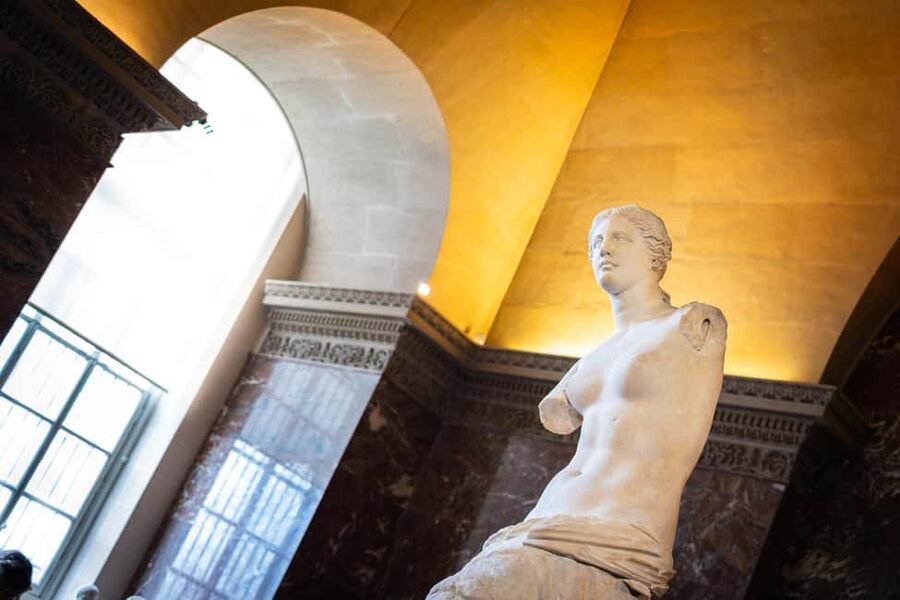 Mona Lisa & Treasures: 6-people Max Louvre Experience - Stories, humor, and the guides who shape the experience