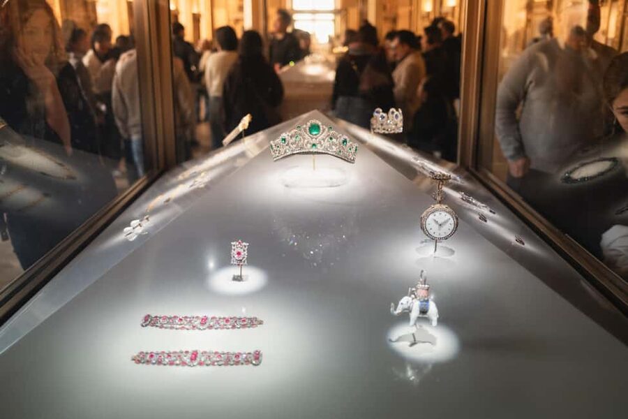 Mona Lisa & Treasures: 6-people Max Louvre Experience - What two hours really gives you