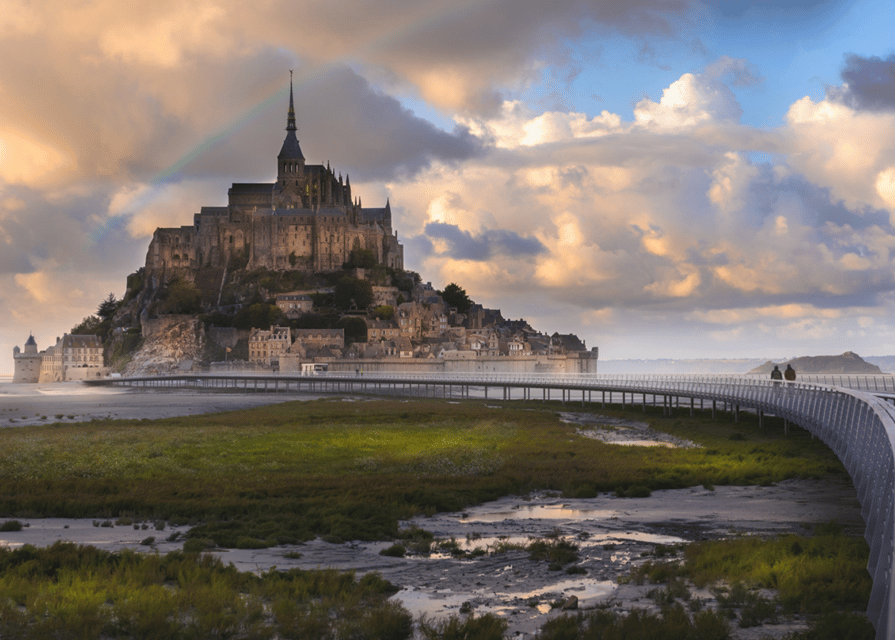 Mont-Saint-Michel: Private Guided Tour with Abbey Entrance - Forty-five minutes among the medieval streets
