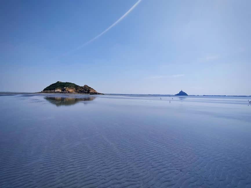 Mont-saint-Michel : Walk in the heart of the Bay - Starting beneath Mont Saint-Michel’s ramparts