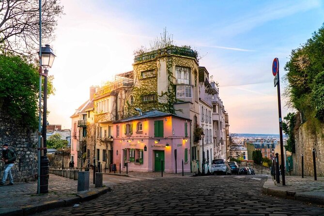 Montmartre and the Sacré-Coeur with the best guides in Paris - Sacré-Coeur and the city spread below