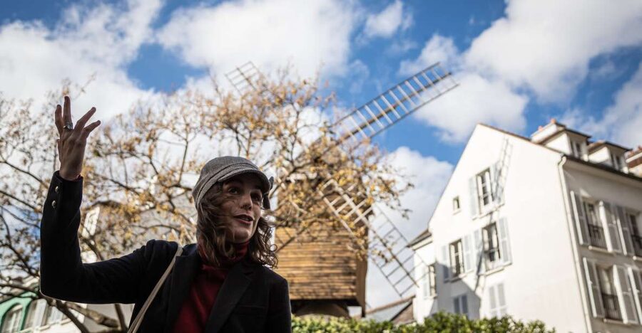 Montmartre en chansons: tour with a professional singer - Rue Lepic and the old Montmartre atmosphere