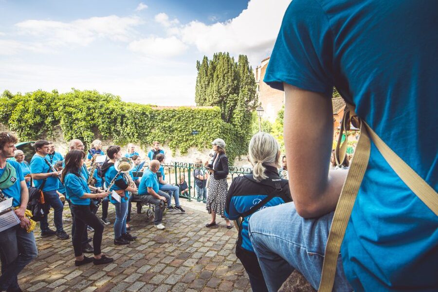 Montmartre en chansons: tour with a professional singer - Moulin de la Galette and Montmartre’s cabaret past