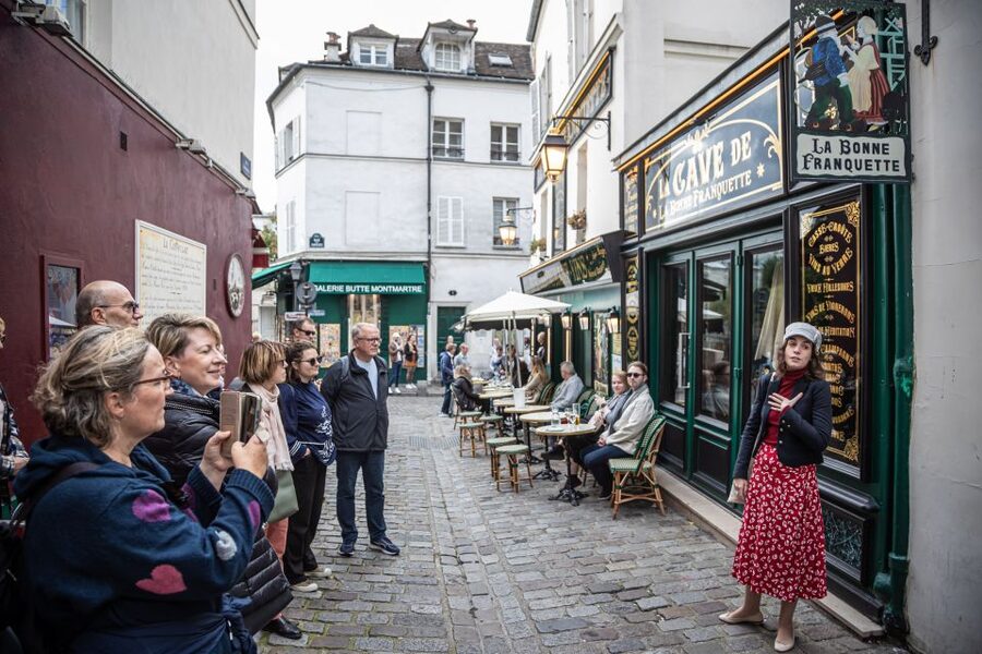 Montmartre en chansons: tour with a professional singer - Clos Montmartre vineyard and Lapin Agile