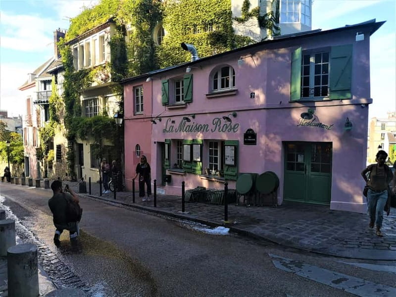 Montmartre : private family tour - Rue du Mont-Cenis and the feel of old Montmartre