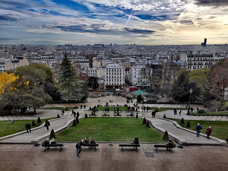 Montmartre : private family tour - Le Consulat and La Bonne Franquette
