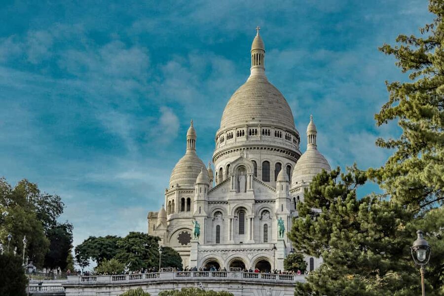 Montmartre : private family tour - Starting at Place Saint-Pierre and climbing to Sacré-Cœur