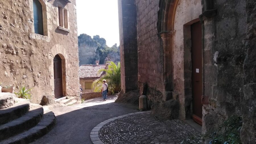 Montpellier: St. Guilhem le Désert and Moureze Day-Trip - A peaceful picnic beside Salagou Lake