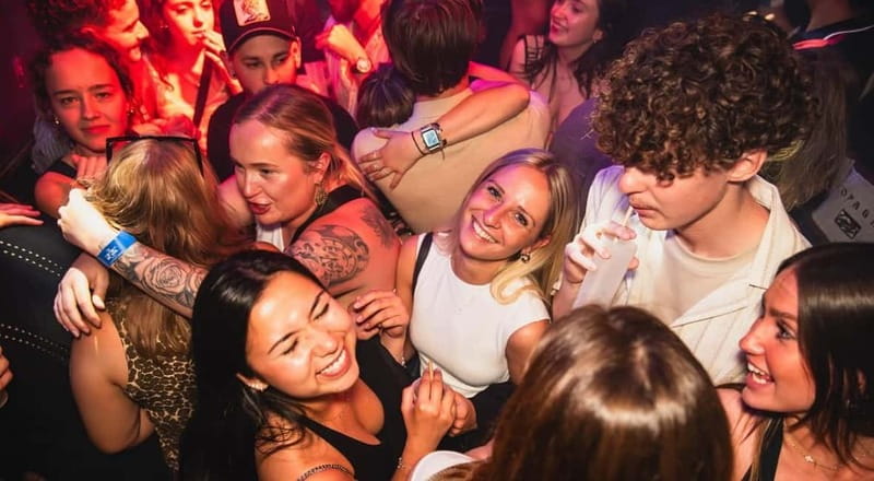 Nice: Bar/Pub Crawl with Free Shots and VIP Entry - Meeting the blue-shirted guides in Nice