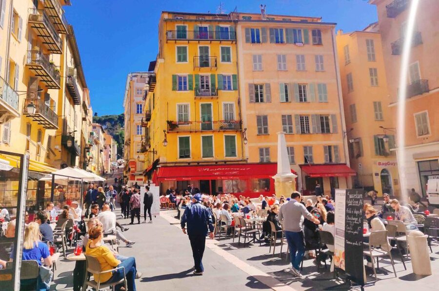 Nice Old Town and Castle Hill: Guided Cultural Walking Tour - The guides are a major part of the value
