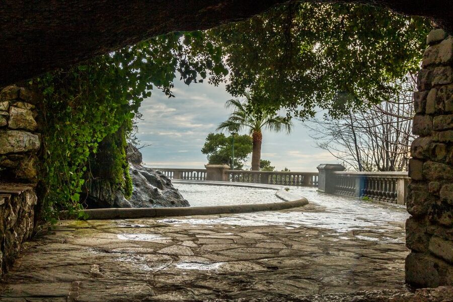 Nice: Old Town Treasures Walking Tour - Starting beside the sea at Castle Hill