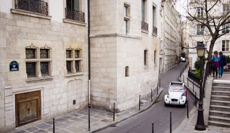 Off-the-Beaten Track in Paris: 2-Hour Vintage 2CV Tour - The guides make the difference