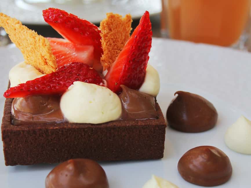 Paris: 1-Hour Sightseeing Cruise and 3-Course Bistro Dinner - Key points to know before booking