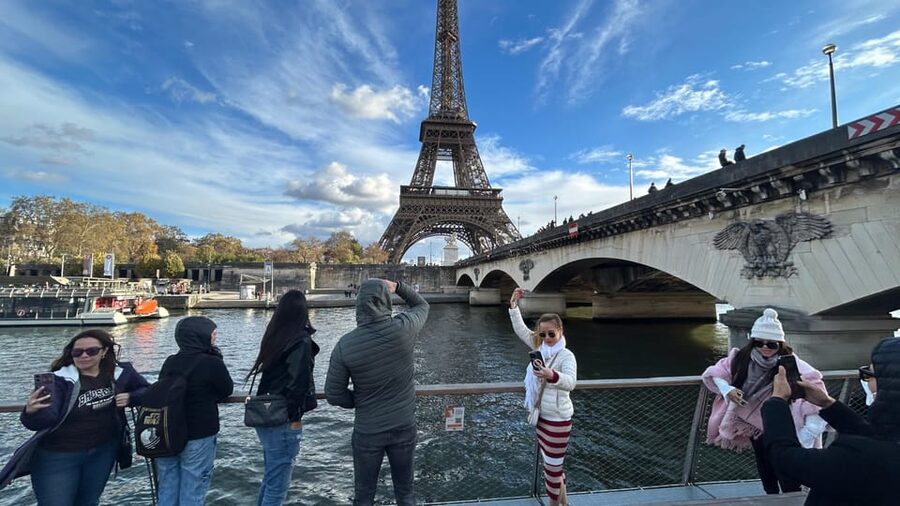 Paris: 1-Hour Sightseeing Cruise and 3-Course Bistro Dinner - Dinner first or cruise first?