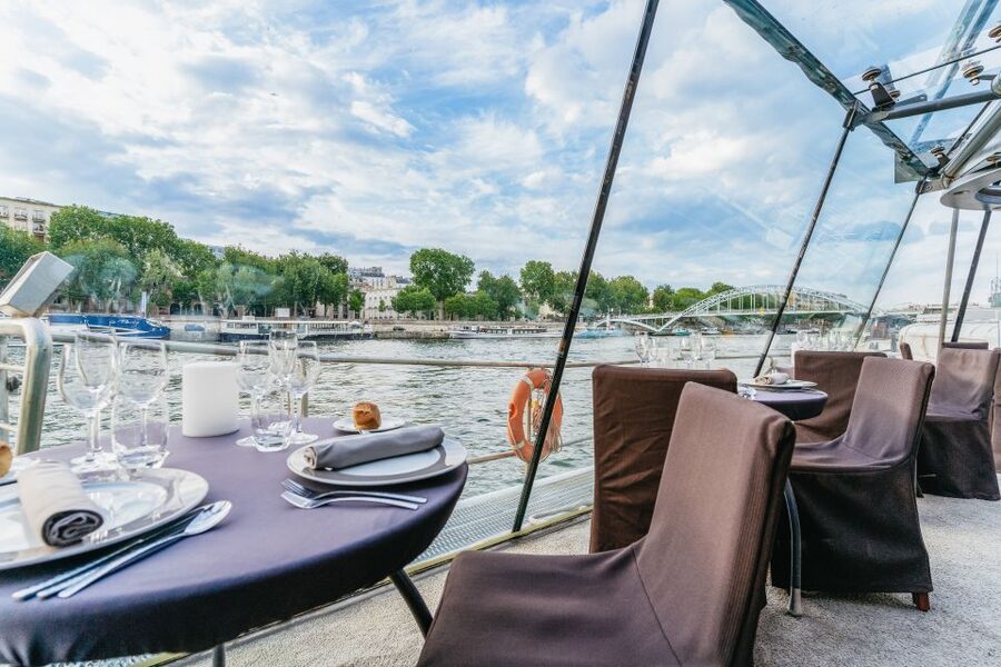 Paris: 3-Course-Dinner Cruise on the Seine with live music - Key points to know before booking