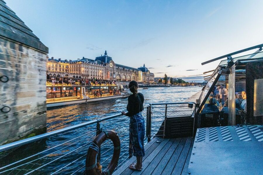 Paris: 3-Course-Dinner Cruise on the Seine with live music - A Paris evening that begins beneath the Eiffel Tower