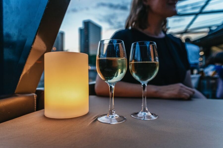 Paris: 3-Course-Dinner Cruise on the Seine with live music - Why the window seat matters