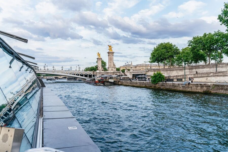 Paris: 3-Course-Dinner Cruise on the Seine with live music - The route from Pont Alexandre III to Notre Dame