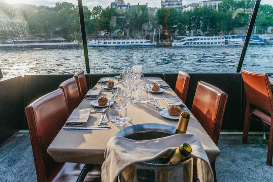 Paris: 3-Course-Dinner Cruise on the Seine with live music - Notre Dame, the Louvre, and the grand monuments of the right bank