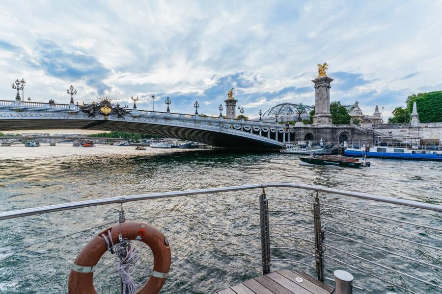 Paris: 3-Course-Dinner Cruise on the Seine with live music - Live singing and the atmosphere aboard