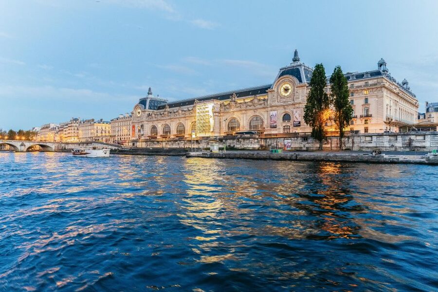 Paris: 3-Course-Dinner Cruise on the Seine with live music - Three courses, wine, and a choice of service levels