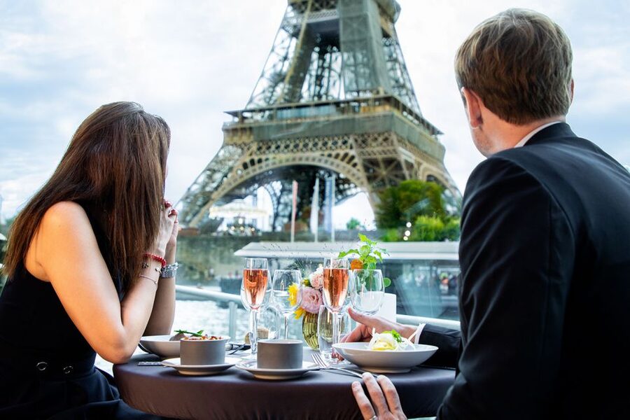 Paris: 3-Course-Dinner Cruise with Wine on the Seine River - Food, drinks, and table service