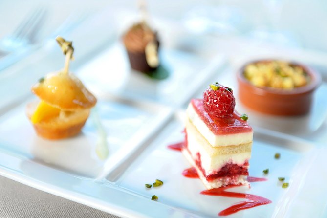 Paris 3-Course Gourmet Dinner and Sightseeing Seine River Cruise - Options for vegetarians and children