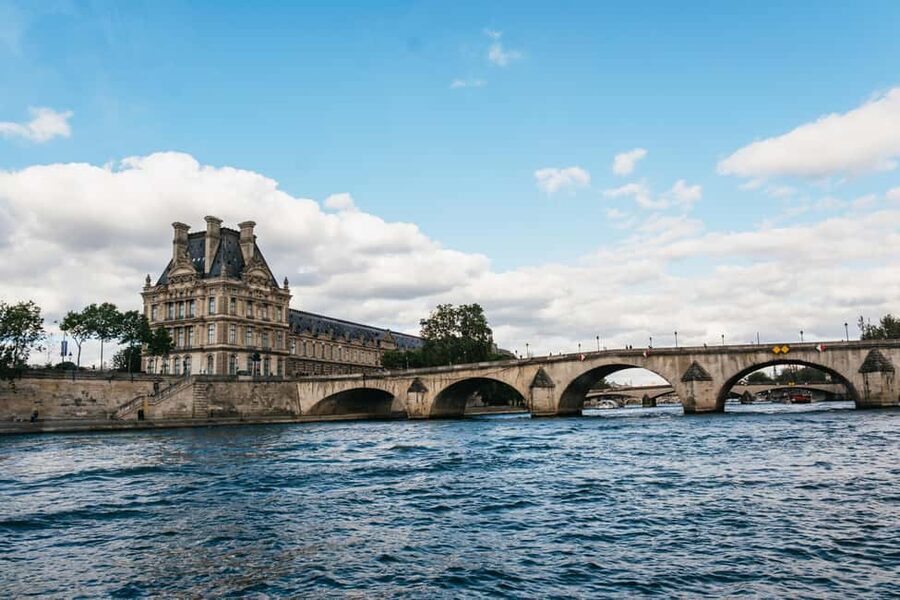 Paris : 3-Course Gourmet Dinner Cruise on Seine River - Dinner, Music, and the Mood Onboard