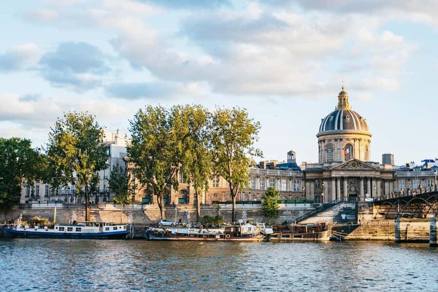 Paris : 3-Course Gourmet Dinner Cruise on Seine River - A Three-Course Menu With Two Different Personalities