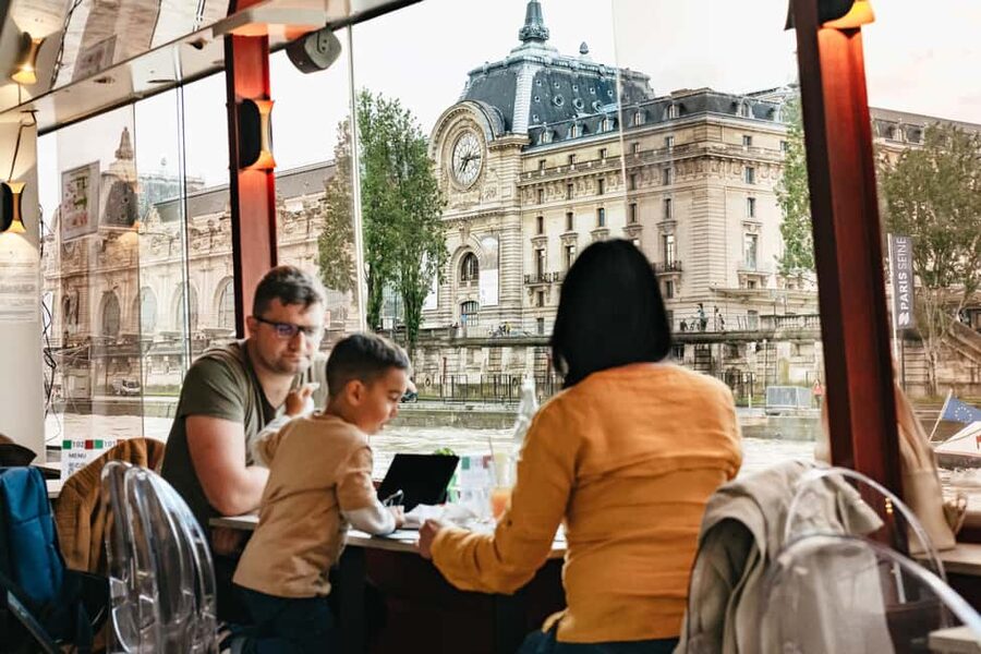 Paris: 3-Course Italian Meal Seine Cruise - What happens during the two-hour cruise