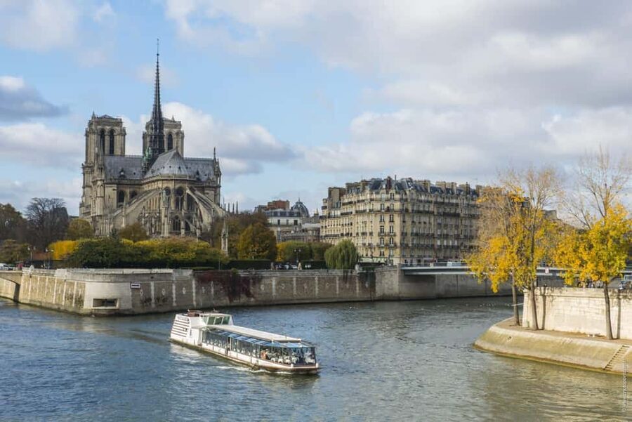 Paris: 3-Course Lunch Cruise on the River Seine - Eiffel Tower views from the river