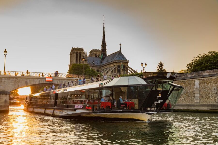 Paris: 4-Course Dinner Cruise on Seine River with Live Music - Key points to know before booking