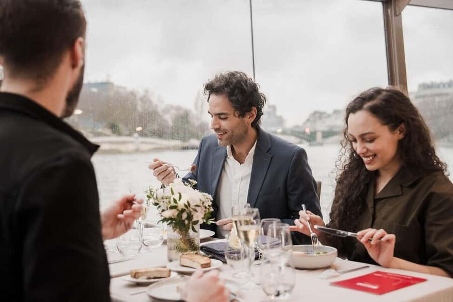 Paris: 4-Course Dinner Cruise on Seine River with Live Music - Île Saint-Louis, Notre Dame, and the Conciergerie