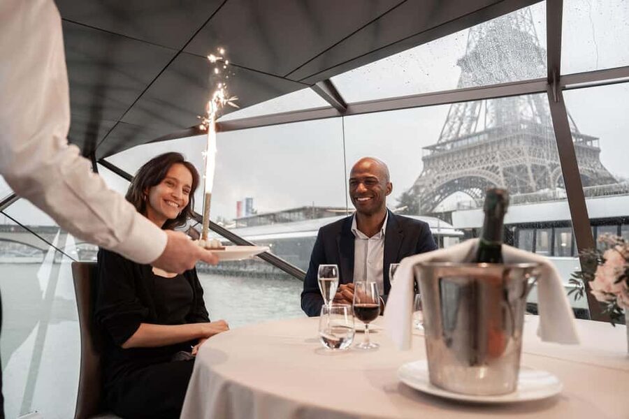 Paris: 4-Course Dinner Cruise on Seine River with Live Music - The Eiffel Tower at its brightest
