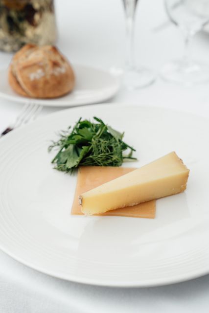 Paris: 4-Course Dinner Cruise on Seine River with Live Music - The Statue of Liberty and the return to the quay
