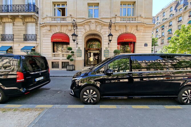 Paris Airport Transfer: Paris Airport CDG to Paris by Luxury Van - From the arrivals hall to the Mercedes van