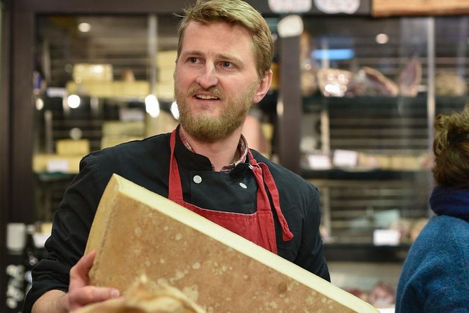 Paris Art of Pairing Cheese and Wine Tasting in a Cheese Cellar - Pairing the wines without making it too fussy