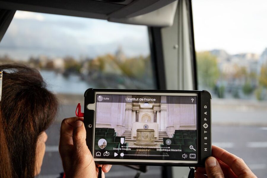 Paris: Audio-Guided Bus Tour & Seine River Cruise - Audio commentary and the tablet experience