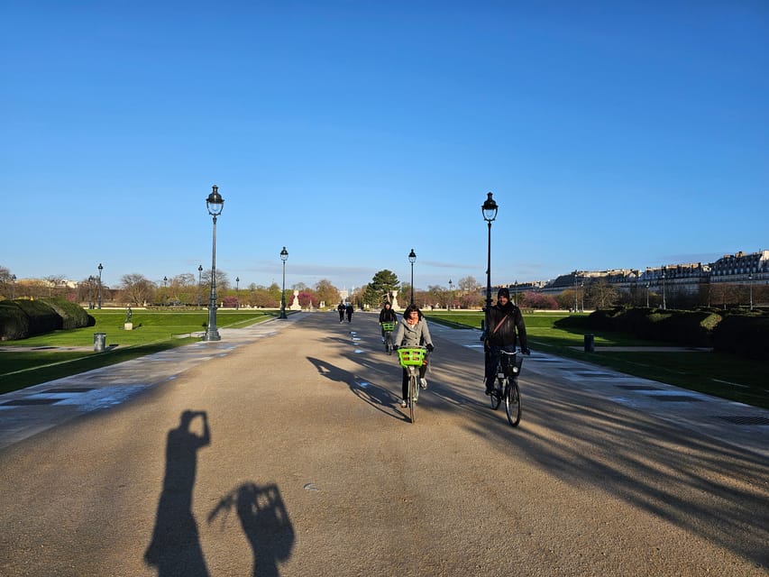 Paris Before the Crowds: Sunrise Bike Tour with Breakfast - Crossing Alexander III Bridge
