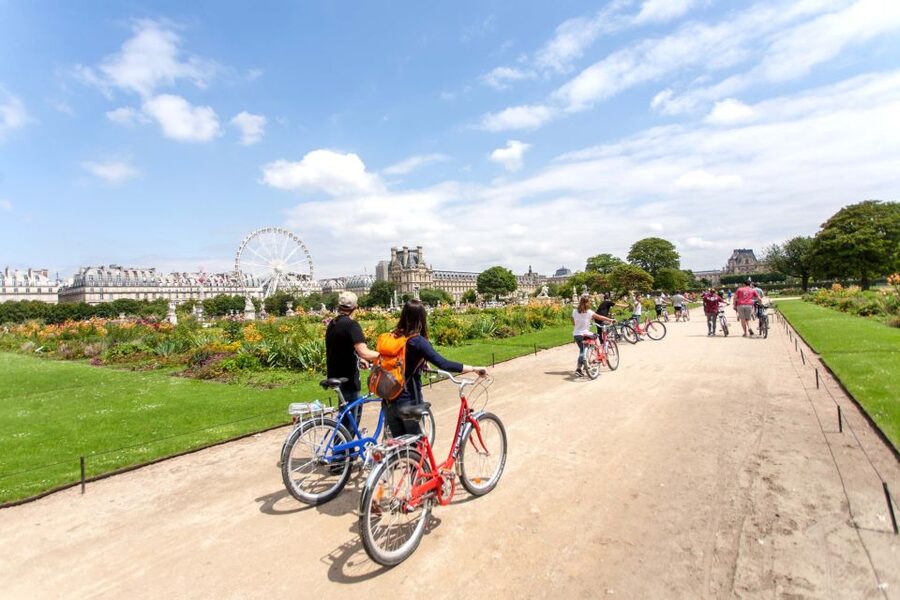 Paris Bike Tour: Eiffel Tower, Place de la Concorde & More - Guide style, safety, and group size