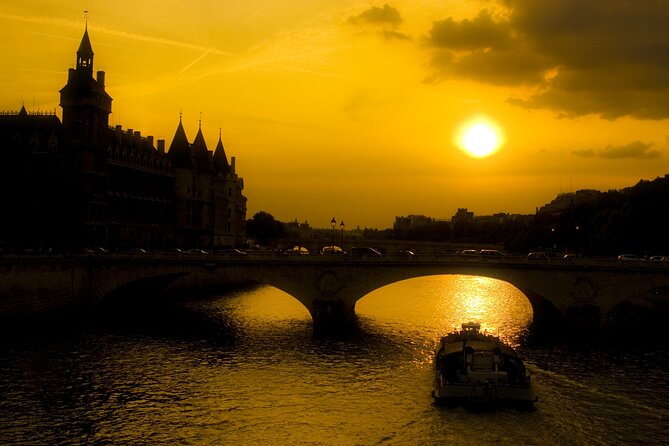 Paris by Night Walking Tour: Ghosts, Mysteries and Legends - What the guides add to the experience