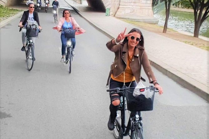 Paris: Charming Nooks and Crannies Bike Tour - Meeting at City Hall without a last-minute scramble