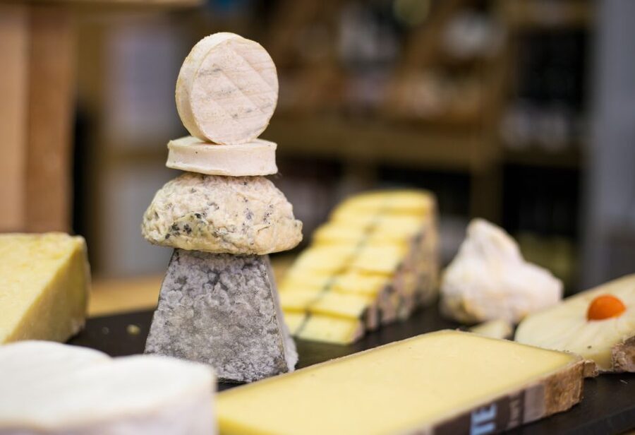 Paris: Cheese and Wine Class in a 17th Century Cellar - The first lesson: how French cheese is made